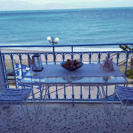 Semesterbostad Spacious Seaside On The Wave Diakopto