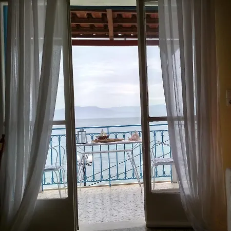 Spacious Seaside On The Wave Semesterbostad Diakopto